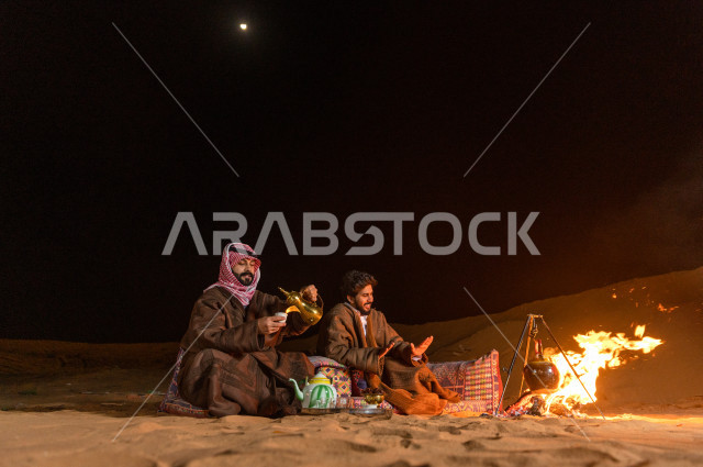 شباب سعوديون  يستمتعان في شرب القهوة العربية في جلسة برية , مغامرة مسائية لإخوان سعوديون في صحاري السعودية 