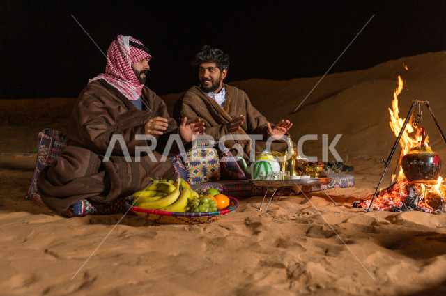 أصدقاء سعوديون في نزهة برية في صحراء المملكة , شباب سعوديون في رحلة تخيم في موسم الشتاء في السعودية 