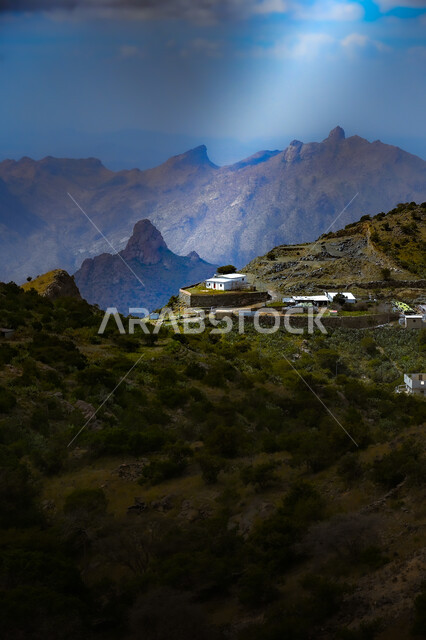 منزل جبلي على قمم ومرتفعات جبل دقة في سلسلة جبال الشفا, معالم وأماكن الجذب السياحي, الأشجار والنباتات الخضراء الممتدة،  المدرجات الزراعية في مدينة الطائف في المملكة العربية السعودية, السياحة في المناطق المرتفعة