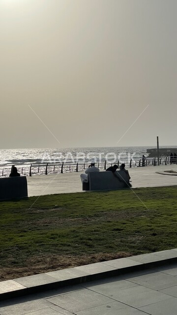 الاستمتاع بالجلسات الهادئة والمناظر الطبيعية المائية, مناطق جذب الزوار إلى مدينة جدة الساحلية, معالم وأماكن سياحية مشهورة, الواجهة البحرية المطلة على ساحل البحر الأحمر في المملكة العربية السعودية