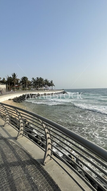 الاستمتاع بالجلسات الهادئة والمناظر الطبيعية المائية, مناطق جذب الزوار إلى مدينة جدة الساحلية, معالم سياحية مشهورة, أماكن عائلية ترفيهية, الواجهة البحرية المطلة على ساحل البحر الأحمر في المملكة العربية السعودية