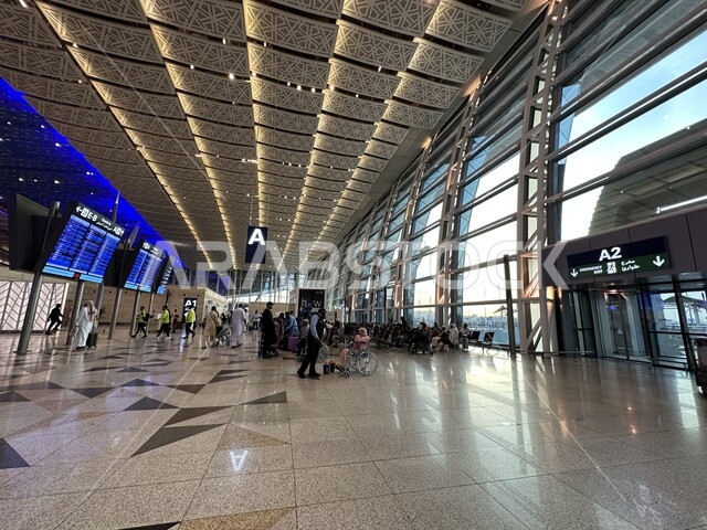 صالات استقبال المسافرين، تقديم الخدمات الراقيه للمغادرين والقادمين في مطار الملك عبد العزيز في مدينة جده، رحلات السفر الجويه، الفن الهندسي والديكور الداخلي لمطار جده الدولي في المملكة العربية السعودية
