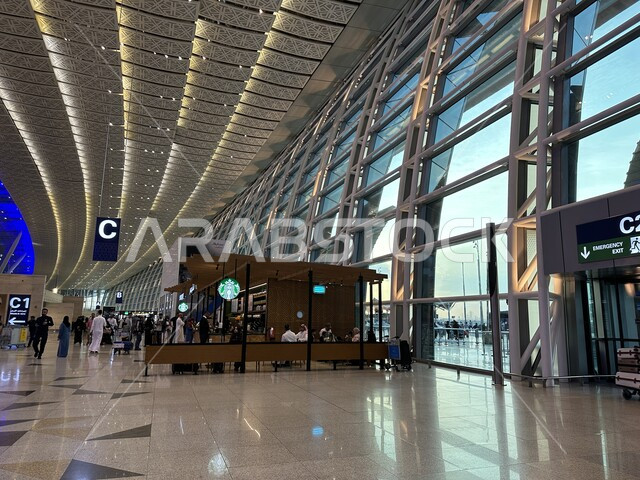 صالات استقبال المسافرين، تقديم الخدمات الراقيه للمغادرين والقادمين في مطار الملك عبد العزيز في مدينة جده، رحلات السفر الجويه، الفن الهندسي والديكور الداخلي لمطار جده الدولي في المملكة العربية السعودية