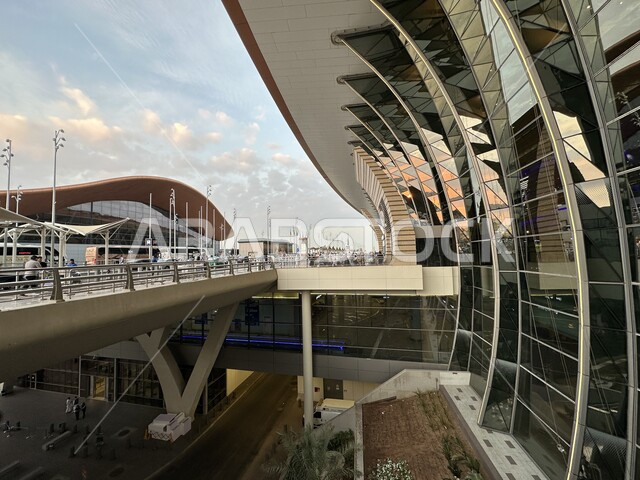 الفن الهندسي المعماري والديكور الخارجي لمطار جده الدولي في المملكة العربية السعودية، رحلات السفر الجويه، تقديم وتوفير التسهيلات والخدمات للمغادرين والقادمين في مطار الملك عبد العزيز في مدينة جده، منشآت استقبال المسافرين