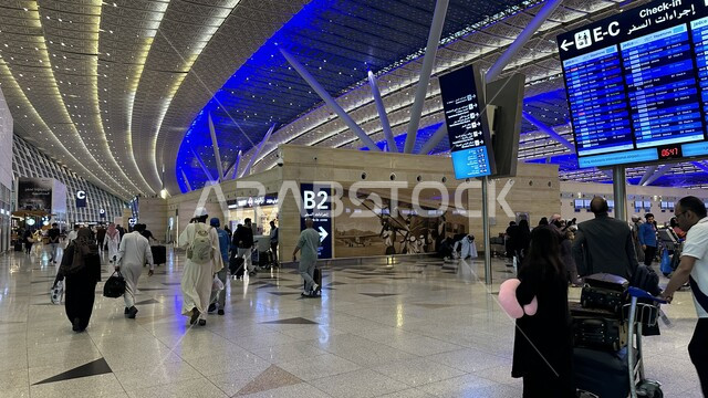  تقديم وتوفير التسهيلات والخدمات للمغادرين والقادمين في مطار الملك عبد العزيز في مدينة جده، صالات استقبال المسافرين، الفن الهندسي والديكور الداخلي لمطار جده الدولي في المملكة العربية السعودية، شاشات الكترونية ارشادية لمعرفة وتحديد مواعيد رحلات السفر الجويه