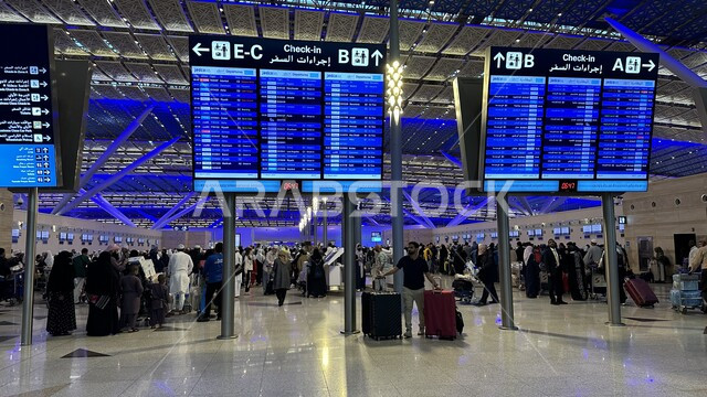 شاشات الكترونية ارشادية لمعرفة وتحديد مواعيد رحلات السفر الجويه، تقديم وتوفير التسهيلات والخدمات للمغادرين والقادمين في مطار الملك عبد العزيز في مدينة جده، صالات استقبال المسافرين، الفن الهندسي والديكور الداخلي لمطار جده الدولي في المملكة العربية السعودية