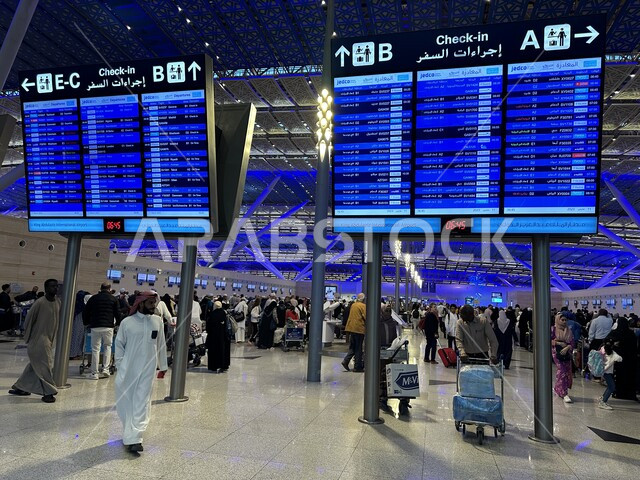 شاشات الكترونية ارشادية لمعرفة وتحديد مواعيد رحلات السفر الجويه، تقديم وتوفير التسهيلات والخدمات للمغادرين والقادمين في مطار الملك عبد العزيز في مدينة جده، صالات استقبال المسافرين، الفن الهندسي والديكور الداخلي لمطار جده الدولي في المملكة العربية السعودية