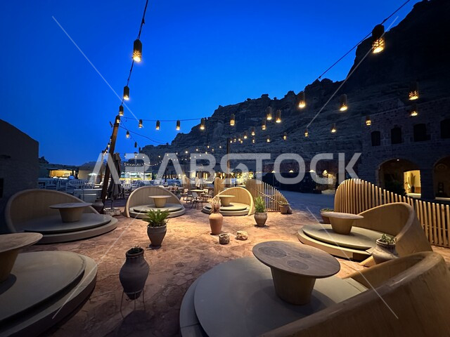 جلسة عربية شعبية في السوق التاريخية في مدينة العلا الاثرية، الأسواق الشعبية التقليدية في البلدة القديمة، العراقة والحضارة العربية الاصيلة, المناطق والمعالم والقرى السياحية في المملكة العربية السعودية