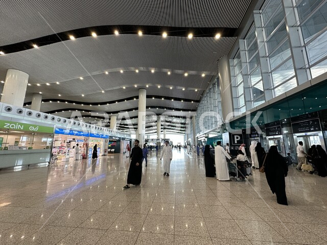 صالات استقبال المسافرين، تقديم الخدمات وتوفير التسهيلات للمغادرين والقادمين في مطار الملك خالد في مدينة الرياض، رحلات السفر الجويه، الفن الهندسي والديكور الداخلي للمطار الدولي في عاصمة المملكة العربية السعودية