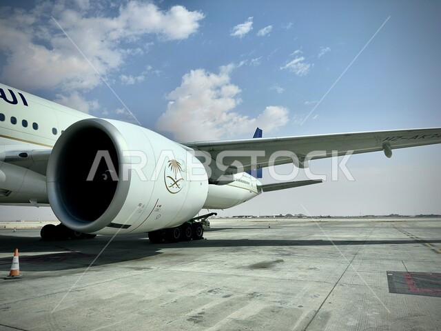 توفير الخدمات المتطورة لسهولة التنقل بين البلدان في المملكة العربية السعودية، مفهوم السياحة والسفر، طائرة حديثة مجهزة تقف في احد المطارات الدولية، شركات و خطوط الطيران السعودي، وسائل النقل والمواصلات الجوية