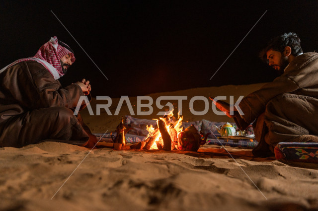 أصدقاء سعوديون في نزهة برية في صحراء المملكة , شباب سعوديون في رحلة تخيم في موسم الشتاء في السعودية 