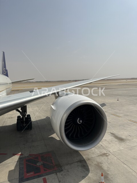 طائرة حديثة مجهزة تقف في احد المطارات الدولية، شركات و خطوط الطيران السعودي، وسائل النقل والمواصلات الجوية, توفير الخدمات المتطورة لسهولة التنقل بين البلدان في المملكة العربية السعودية، مفهوم السياحة والسفر