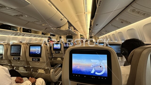 صورة من داخل طائرة حديثة مجهزة في احد المطارات الدولية، شركات و خطوط الطيران السعودي، وسائل النقل والمواصلات الجوية، توفير الخدمات المتطورة لسهولة التنقل بين البلدان في المملكة العربية السعودية، مفهوم السياحة والسفر
