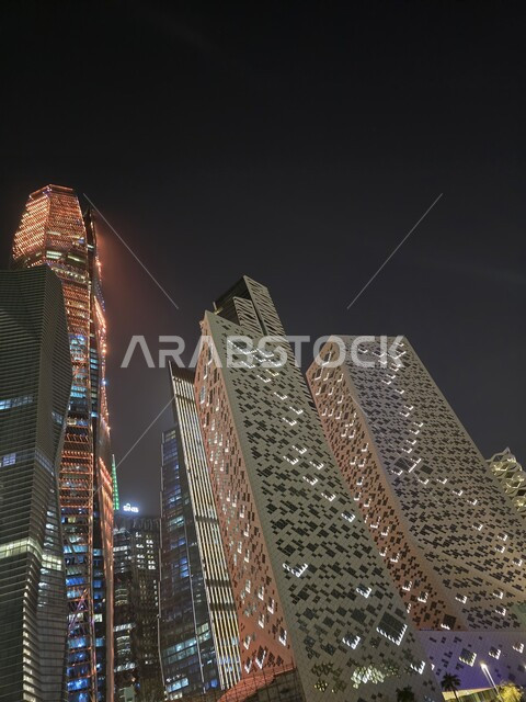 النمو والتطور العمراني على الطراز الحديث، الأبراج المالية والاقتصادية والمنشأت المعمارية، صورة من الاسفل لمركز الملك عبدالله المالي ( كافد ) في الرياض بالمملكة العربية السعودية