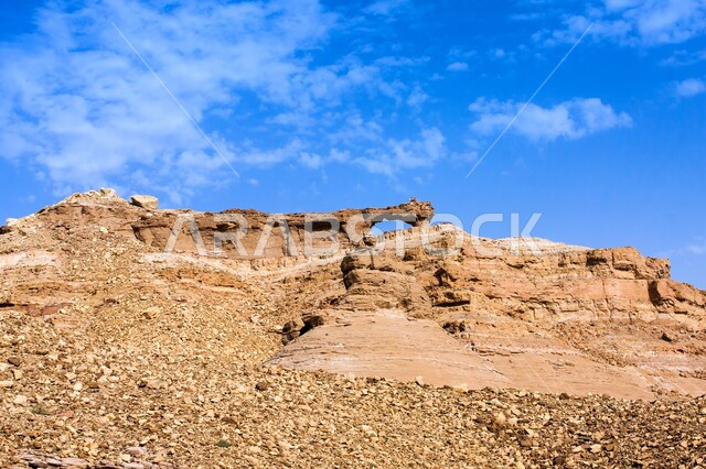  التكوينات والتشكيلات الصخرية الطبيعيه في المناطق الصحراوية, معالم وأماكن سياحيه مشهورة ,قوس الرياض الطبيعي في محافظة المزاحميه في المملكة العربية السعودية, خلفية السماء الزرقاء الصافية