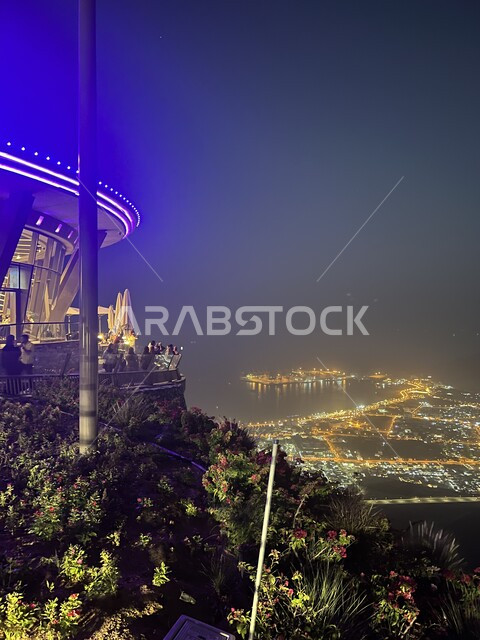 الاهتمام بزراعة الاشجار والنباتات الخضراء، مدن و معالم سياحية في الامارات العربية المتحدة، المناظر الطبيعية في مدينة خورفكان في امارة الشارقة ليلا، جذب السائحين من انحاء العالم، خلفية الطبيعة