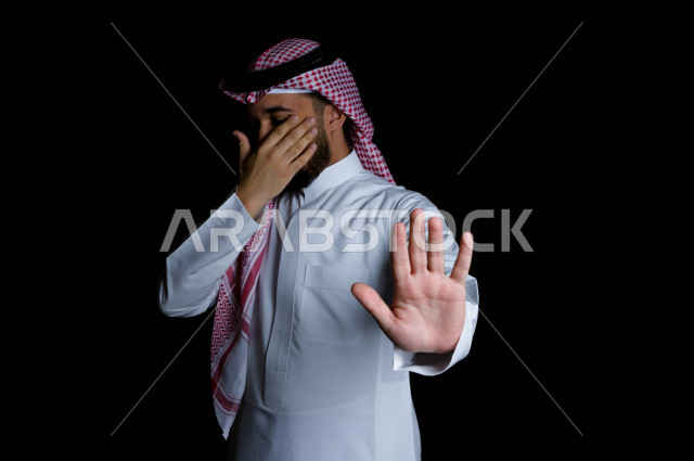 بورتريه لرجل سعودي خليجي سعيد بإيماءات الوجه المختلفة ، تعابير وجه و يدين مختلفة ، خلفية سوداء