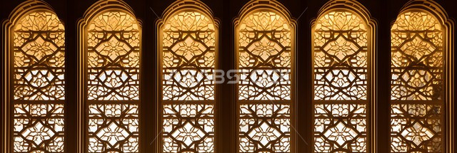 نافذة بزخارف تقليدية شعبية في منزل سعودي، صورة مقربة لشبكة نوافذ ذهبية محفرة بتصاميم عريقة، منازل أثرية قديمة في المملكة العربية السعودية، الفن الهندسي المعماري على الطراز العربي