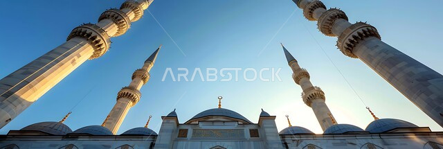 العبادة والتقرب إلى الله، الفن الهندسي المعماري المتميز والديكورات الاسلامية على الطراز الحديث، صورة مقربة للمآذن و القبب في النهار، معالم و أماكن دينية مقدسة في المملكة العربية السعودية