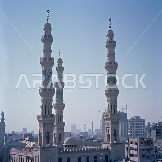 العبادة والتقرب إلى الله، الفن الهندسي المعماري المتميز والديكورات الاسلامية على الطراز الحديث، صورة مقربة للمآذن و القبب في النهار، معالم و أماكن دينية مقدسة في المملكة العربية السعودية