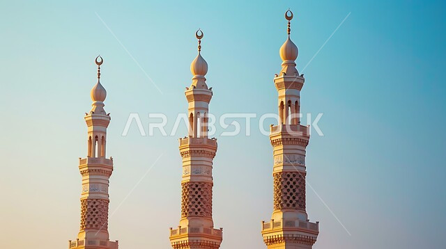 الفن الهندسي المعماري المتميز والديكورات الاسلامية على الطراز الحديث، العبادة والتقرب إلى الله، صورة مقربة للمآذن و القبب في النهار، معالم و أماكن دينية مقدسة في المملكة العربية السعودية