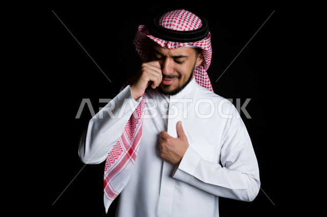 بورتريه لرجل سعودي خليجي سعيد بإيماءات الوجه المختلفة ، تعابير وجه و يدين مختلفة ، خلفية سوداء