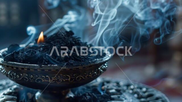 التعطر والتطيب باطيب الروائح والعطور، خشب العود الفاخر والفحم، صورة مقربة لمبخرة فضية تقليدية، أصالة العادات والتقاليد في المملكة العربية السعودية، منظر الدخان المنتشر من البخور، منتج وطني محلي سعودي