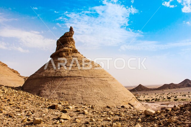 تكوين صخري مخروطي الشكل في المناطق الصحراوية، التشكيلات والتكوينات الصخرية في المملكة العربية السعودية، الكثبان الرملية والجبال في الصحارى، المعالم التاريخية الأثرية القديمة