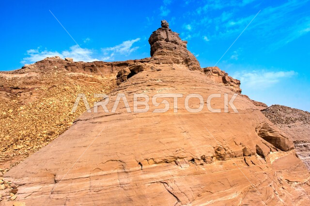 تكوين صخري مخروطي الشكل في المناطق الصحراوية، التشكيلات والتكوينات الصخرية في المملكة العربية السعودية، الكثبان الرملية والجبال في الصحارى، المعالم التاريخية الأثرية القديمة