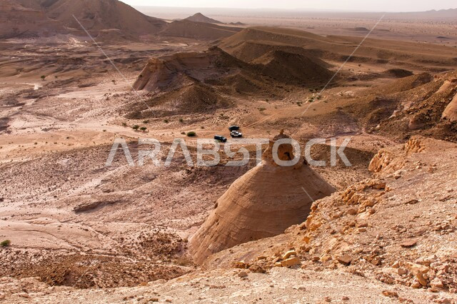 التشكيلات والتكوينات الصخرية في المملكة العربية السعودية، تكوين صخري مخروطي الشكل في المناطق الصحراوية، الكثبان الرملية والجبال في الصحارى، المعالم التاريخية الأثرية القديمة