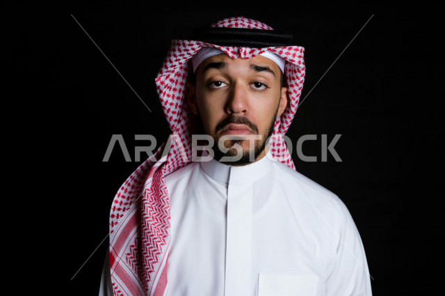 بورتريه لرجل سعودي خليجي سعيد بإيماءات الوجه المختلفة ، تعابير وجه و يدين مختلفة ، خلفية سوداء
