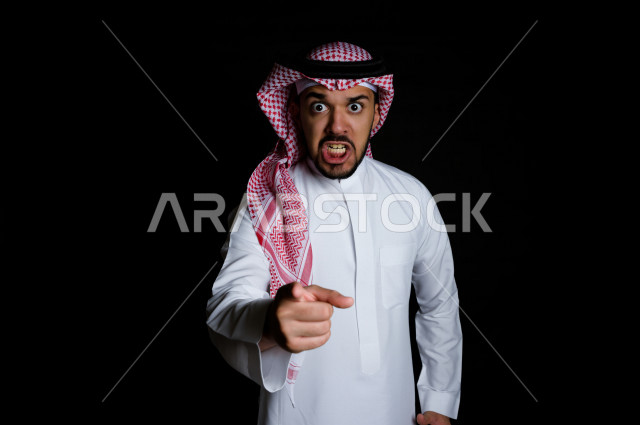 بورتريه لرجل سعودي خليجي غاضب و عابس بإيماءات وجه و يدين مختلفة  ، تعابير وجه و يدين مختلفة ، خلفية سوداء 