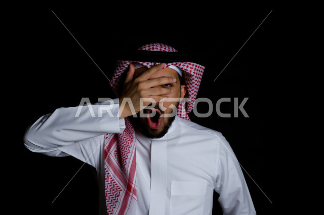 بورتريه لرجل سعودي خليجي مندهش  بإيماءات وجه و يدين تدل على الاندهاش و الذهول ، تعابير وجه و يدين مختلفة ، خلفية سوداء