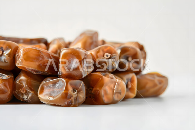 وجبة ذات قيمة غذائية عالية، صورة مقربة لحبات الرطب من نخيل المملكة العربية السعودية، محاصيل ومنتجات زراعية محلية وطنية سعودية، تمر سكري صحي طازج, ضيافة رمضانية لذيذة، خلفية بيضاء