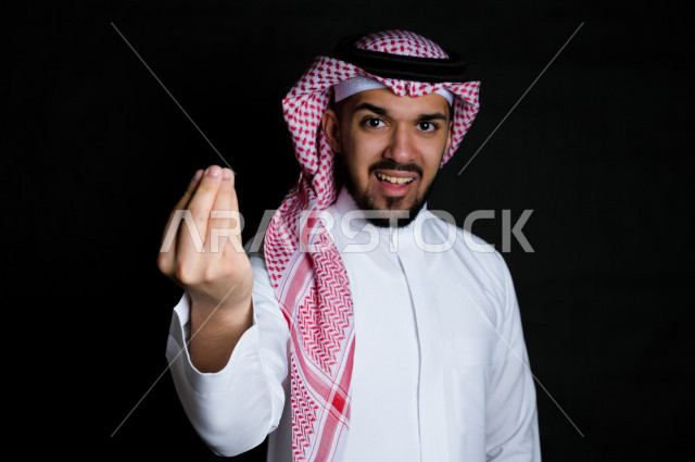 بورتريه لرجل سعودي خليجي بإيماءات وجه و يدين مختلفة  ، تعابير وجه و يدين مختلفة ، خلفية سوداء