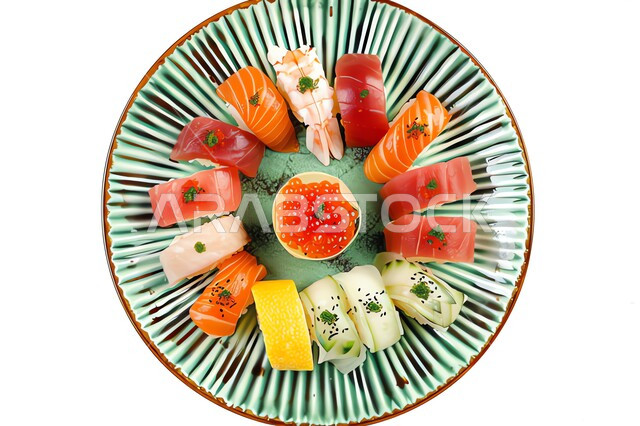 مطابخ متخصصة في الأطباق البحرية، طبق مليء بلفائف وقطع السوشي اللذيذ، مطاعم تقدم المأكولات الأسيوية في المملكة العربية السعودية، وصفات طعام وأكلات شهية، وجبات الطعام الصحية، خلفية بيضاء