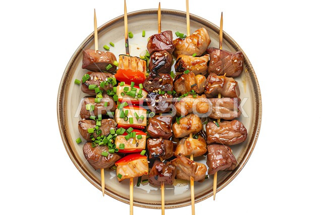 مطاعم للمأكولات العربية الشرقية, وجبات لحم الضأن الشهية الساخنة, طبق من أسياخ الكباب المشوي مع الطماطم والبصل، وصفات الدجاج المشوية واللحوم بنكهات سعودية متنوعة، أطعمة وأغذية صحية، خلفية بيضاء