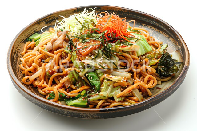 طبق من معكرونة السباغيتي مع الخضراوات مزين بالأعشاب الخضراء, أطباق ووجبات آسيوية شرقية، وجبة من الباستا الشهية، وعاء نودلز مع أصناف الخضار الطازجة، مطاعم المأكولات السريعة، خلفية بيضاء