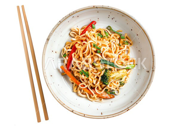  مطاعم المأكولات السريعة، طبق من معكرونة السباغيتي مع الخضراوات مزين بالأعشاب الخضراء, أطباق ووجبات آسيوية شرقية، وجبة من الباستا الشهية، وعاء نودلز مع أصناف الخضار الطازجة، خلفية بيضاء