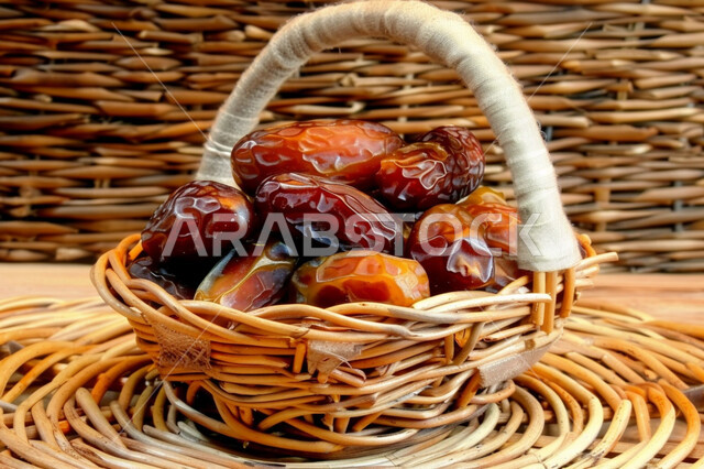  تمر سكري صحي طازج, وجبة ذات قيمة غذائية عالية، صورة مقربة لسلة مصنوعة من القش مليئة بحبات الرطب من نخيل المملكة العربية السعودية، محاصيل ومنتجات زراعية محلية وطنية سعودية، ضيافة رمضانية لذيذة