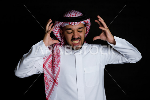 بورتريه لرجل سعودي خليجي غاضب  بإيماءات وجه و يدين مختلفة  ، تعابير وجه و يدين مختلفة ، خلفية سوداء