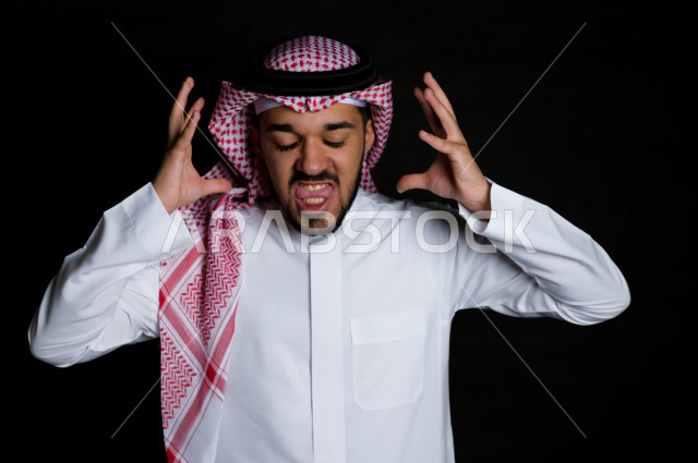 بورتريه لرجل سعودي خليجي غاضب  بإيماءات وجه و يدين مختلفة  ، تعابير وجه و يدين مختلفة ، خلفية سوداء
