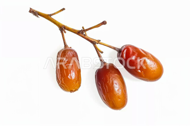 وجبة ذات قيمة غذائية عالية، عنقود من حبات التمر الصحي شقراء اللون، تمر دقلة نور، ضيافة رمضانية تقليدية، أنواع التمور الفاخرة في المملكة العربية السعودية، ثمار ومحاصيل زراعية محلية وطنية، خلفية بيضاء