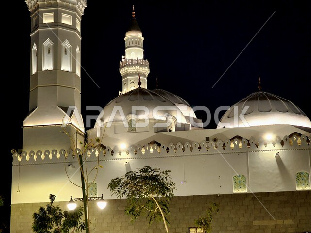 المآذن و القبب المضيئة ليلا، معالم وأماكن دينية مقدسة في المملكة العربية السعودية، دعوة المسلمين لآداء الصلاة والتقرب إلى الله تعالى، مسجد قباء في المدينة المنورة، الفن الهندسي المعماري والديكورات الاسلامية على الطراز الحديث