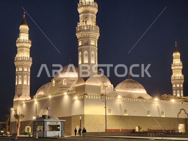 المآذن و القبب المضيئة ليلا، معالم وأماكن دينية مقدسة في المملكة العربية السعودية، دعوة المسلمين لآداء الصلاة والتقرب إلى الله تعالى، مسجد قباء في المدينة المنورة، الفن الهندسي المعماري والديكورات الاسلامية على الطراز الحديث