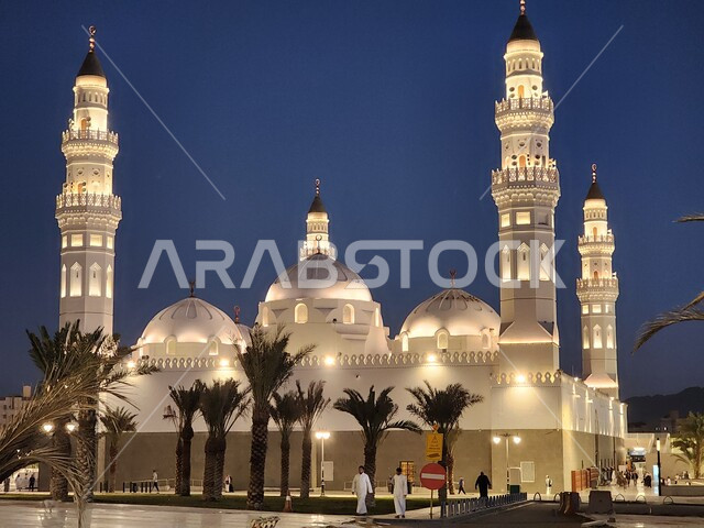 مسجد قباء في المدينة المنورة، المآذن و القبب المضيئة ليلا، معالم وأماكن دينية مقدسة في المملكة العربية السعودية، دعوة المسلمين لآداء الصلاة والتقرب إلى الله تعالى، الفن الهندسي المعماري والديكورات الاسلامية على الطراز الحديث