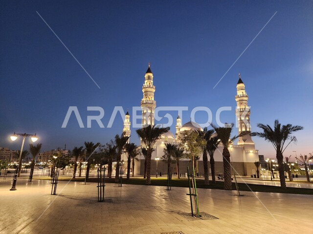دعوة المسلمين لآداء الصلاة والتقرب إلى الله تعالى، الساحة الخارجية لمسجد قباء في المدينة المنورة، معالم وأماكن دينية مقدسة في المملكة العربية السعودية، المآذن و القبب المضيئة، الفن الهندسي المعماري والديكورات الاسلامية على الطراز الحديث