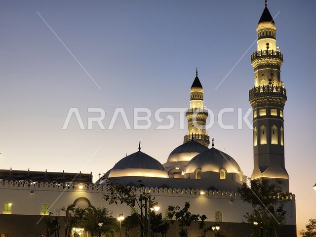 معالم وأماكن دينية مقدسة في المملكة العربية السعودية، دعوة المسلمين لآداء الصلاة والتقرب إلى الله تعالى، مسجد قباء في المدينة المنورة، المآذن و القبب المضيئة، الفن الهندسي المعماري والديكورات الاسلامية على الطراز الحديث