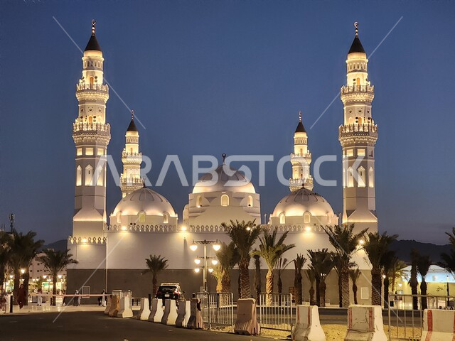 مسجد قباء في المدينة المنورة، المآذن و القبب المضيئة ليلا، معالم وأماكن دينية مقدسة في المملكة العربية السعودية، دعوة المسلمين لآداء الصلاة والتقرب إلى الله تعالى، الفن الهندسي المعماري والديكورات الاسلامية على الطراز الحديث