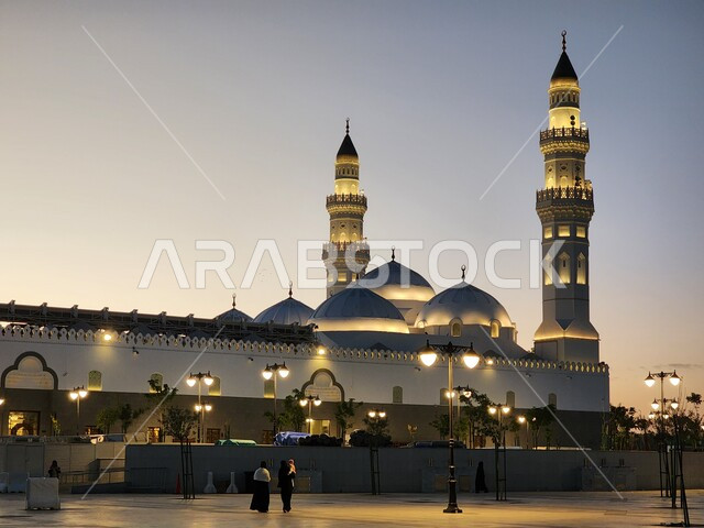 معالم وأماكن دينية مقدسة في المملكة العربية السعودية، دعوة المسلمين لآداء الصلاة والتقرب إلى الله تعالى، الساحة الخارجية لمسجد قباء في المدينة المنورة، المآذن و القبب المضيئة، الفن الهندسي المعماري والديكورات الاسلامية على الطراز الحديث